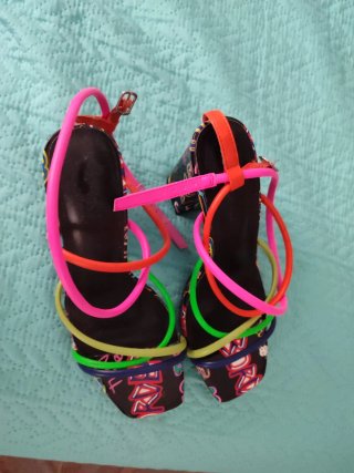 Sandalias de tacón con diseño graffiti