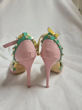 Tacones altos multicolor con tachuelas
