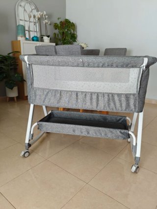 Minicuna gris con ruedas. Se puede hacer mecedora.
