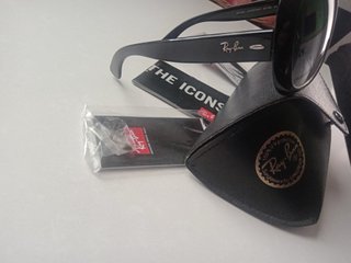 Gafas de sol Ray-Ban negras y moradas
