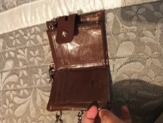 Cartera de hombre de cuero marrón con cadena