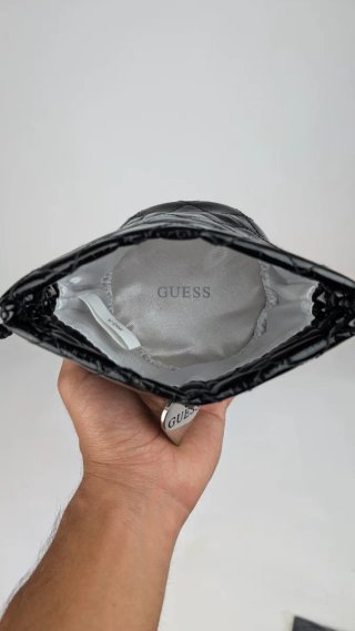 Mini bolso Guess charol acolchado negro