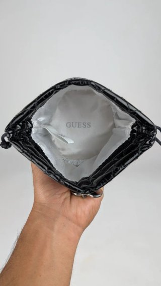 Mini bolso Guess charol acolchado negro