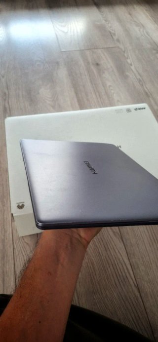 Huawei Matebook 13 • Ryzen 5 • SSD • 8GB RAM