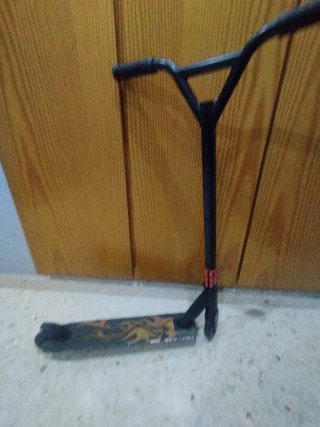 Patinete Rider Negro con Diseño de Llamas