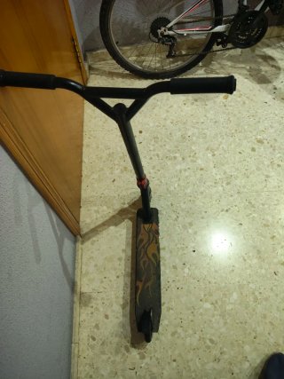 Patinete Rider Negro con Diseño de Llamas