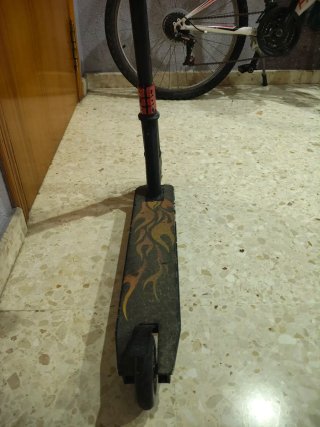 Patinete Rider Negro con Diseño de Llamas