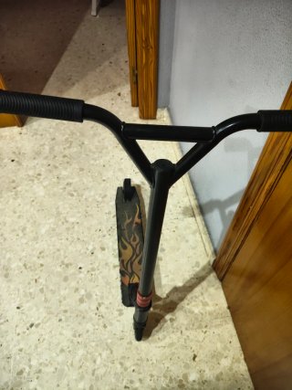Patinete Rider Negro con Diseño de Llamas