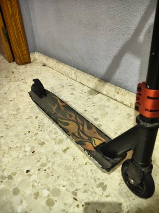 Patinete Rider Negro con Diseño de Llamas