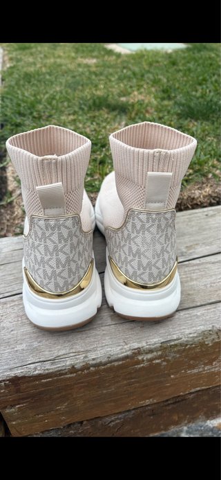 Zapatillas Michael Kors Beige y Doradas