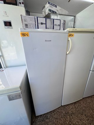 Congelador vertical blanco