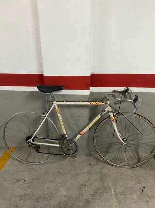 Bicicleta Clásica de Carretera Roja