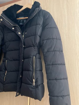 Chaqueta Stradivarius negra acolchada