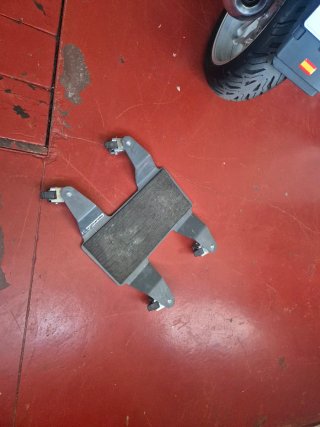 Soporte para moto gris
