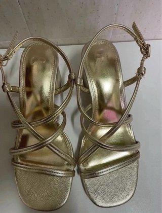 Sandalias Parfois Tiras Doradas Tacón