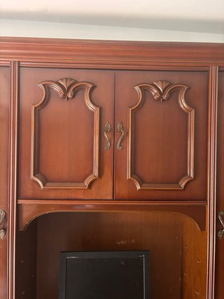 Mueble de salón de madera y cristal