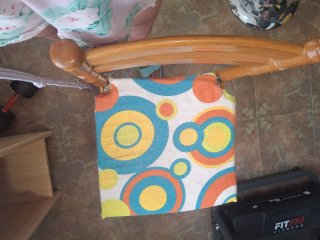 Silla de madera con asiento estampado
