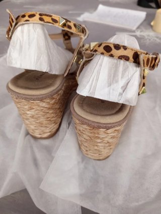 Sandalias Alma en Pena Tacon Cuña Tachuelas