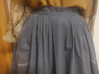 Delantal algodón negro topos blancos