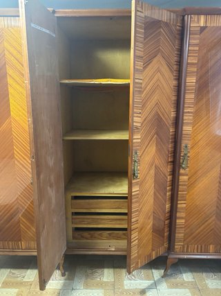 Armario de madera con detalles dorados