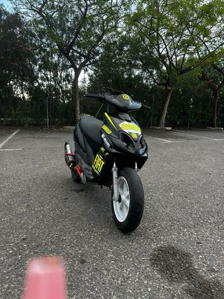 Yamaha Jog RR Scooter Negra y Amarilla