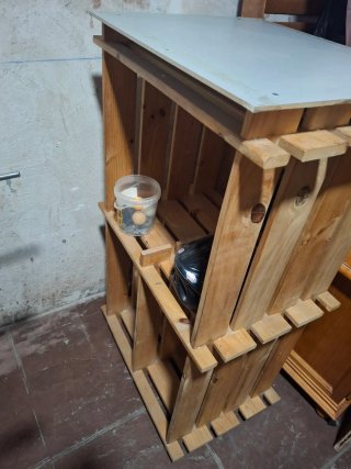 Estantería de madera y plástico