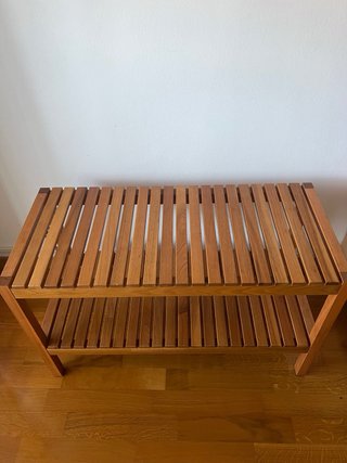 Banco de madera con dos estantes
