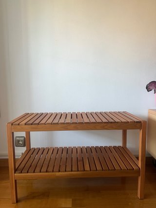 Banco de madera con dos estantes