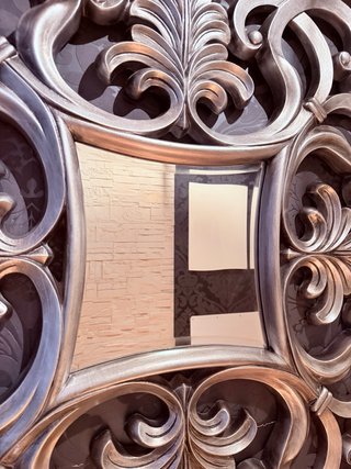 Espejo decorativo marco plateado.