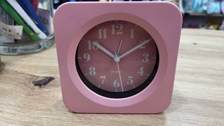 Reloj de mesa rosa