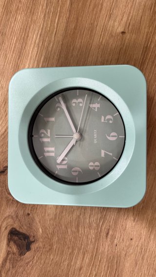 Reloj de mesa rosa