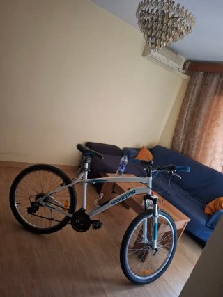 Bicicleta Rockrider blanca y azul