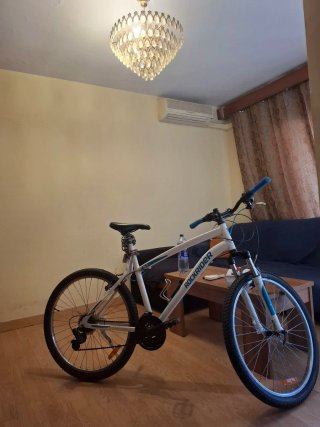 Bicicleta Rockrider blanca y azul