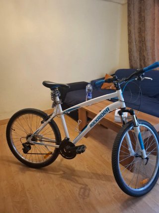 Bicicleta Rockrider blanca y azul