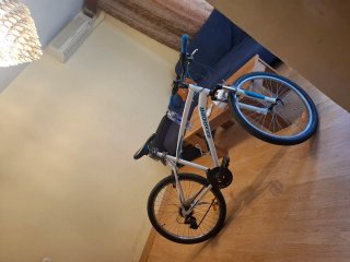Bicicleta Rockrider blanca y azul