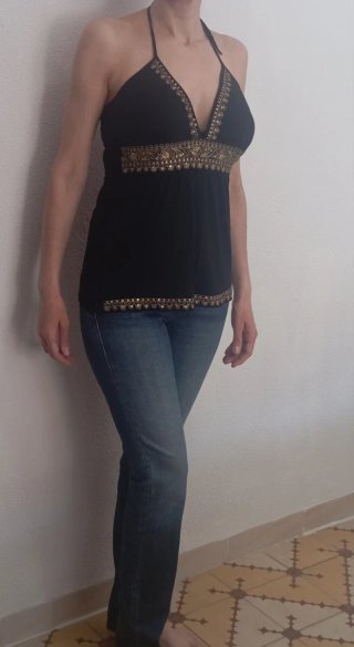 Top negro con detalles dorados