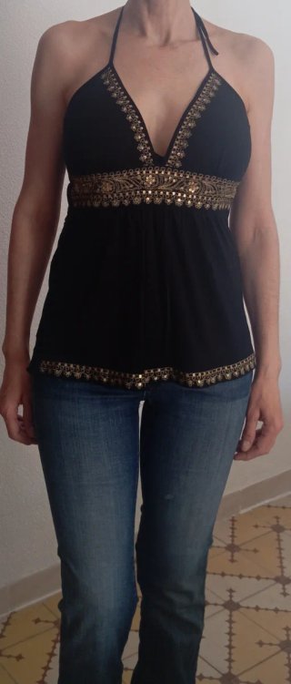 Top negro con detalles dorados