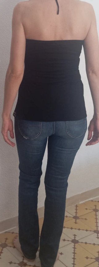 Top negro con detalles dorados