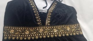 Top negro con detalles dorados