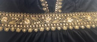 Top negro con detalles dorados