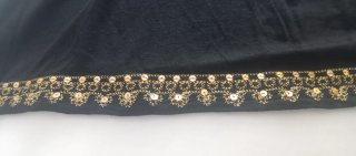 Top negro con detalles dorados