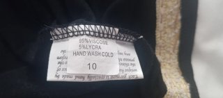Top negro con detalles dorados