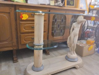 Recibidor de cristal, figura femenina de alabastro