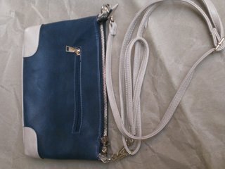 Bolso azul y beige con flores bordadas