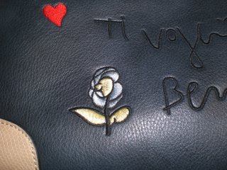 Bolso azul y beige con flores bordadas