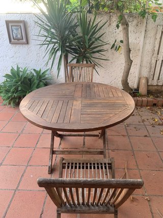 Tavolo rotondo da giardino e 2 sedie