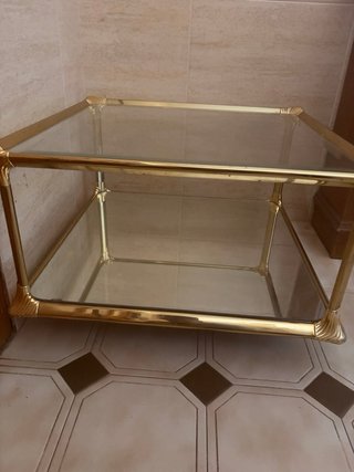 Mesa baja cristal y metal dorado