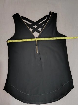 Blusa negra con cremallera y espalda cruzada
