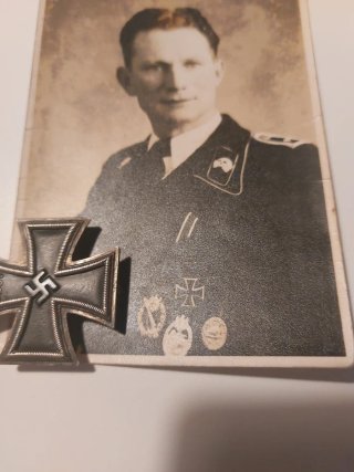 Medalla Cruz  Hierro II Guerra Mundial soldado SS