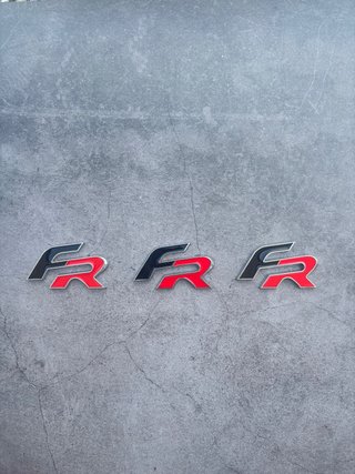 3 Insignias Seat FR Negro Rojo Porton Aleta Nuevas